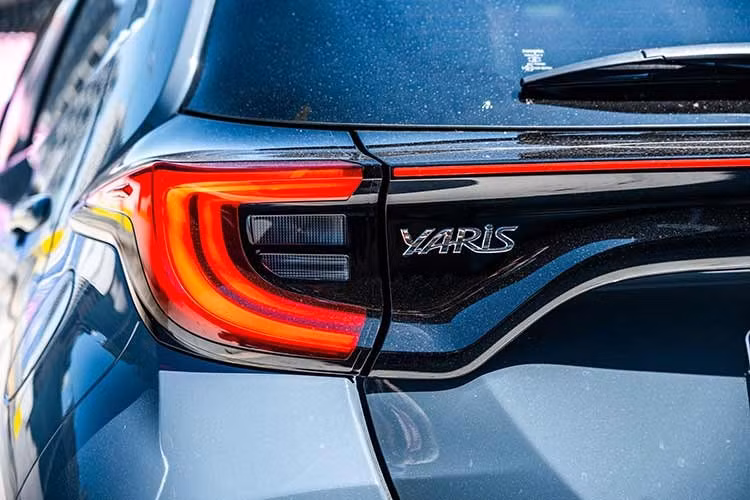 Dù có những thay đổi mạnh mẽ về tiện nghi, Toyota vẫn quyết định duy trì hệ truyền động Hybrid 1.5L 3 xi-lanh kết hợp cùng hộp số vô cấp CVT danh tiếng. Khối động cơ này vốn đã khẳng định được vị thế nhờ sự bền bỉ và khả năng kinh tế vượt trội với mức tiêu thụ nhiên liệu ấn tượng, chỉ khoảng 3,3 lít cho mỗi 100 km.