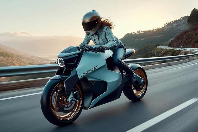 Đặc biệt, để thỏa mãn đam mê của những tín đồ tốc độ, VinFast ra mắt mẫu supersport có tên gọi Sulad. Với thiết kế quây gió được cắt xẻ thẩm mỹ nhưng vẫn tối ưu khí động học, Sulad đảm bảo việc vận hành luôn ổn định dù ở dải tốc độ cao. Công suất của cả 4 mẫu xe thể thao đều siêu khỏe, nhờ trang bị động cơ điện tối đa lên tới 50.000W, tương đương với các môtô động cơ xăng có dung tích xi lanh 600cc, tốc độ tối đa có thể đạt 130 km/h.