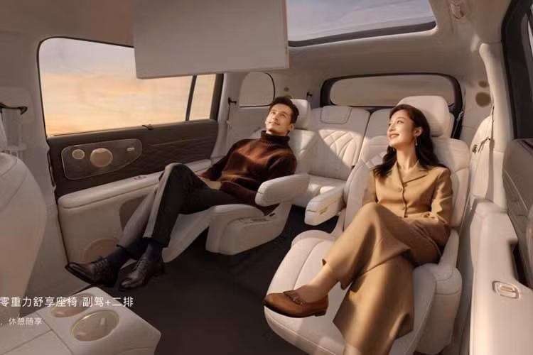 Trong khi các mẫu nhỏ hơn của IM Motors như IM5 và IM6 đi theo hướng xe thuần điện thì LS9 Hyper lại nằm trong phân khúc xe điện mở rộng phạm vi hoạt động (EREV). Dưới nắp ca-pô của mẫu xe này là động cơ xăng 4 xi-lanh tăng áp, dung tích 1.5L, tạo ra công suất tối đa 153 mã lực, nhưng chỉ làm nhiệm vụ sạc cho bộ pin có dung lượng 65,9 kWh.