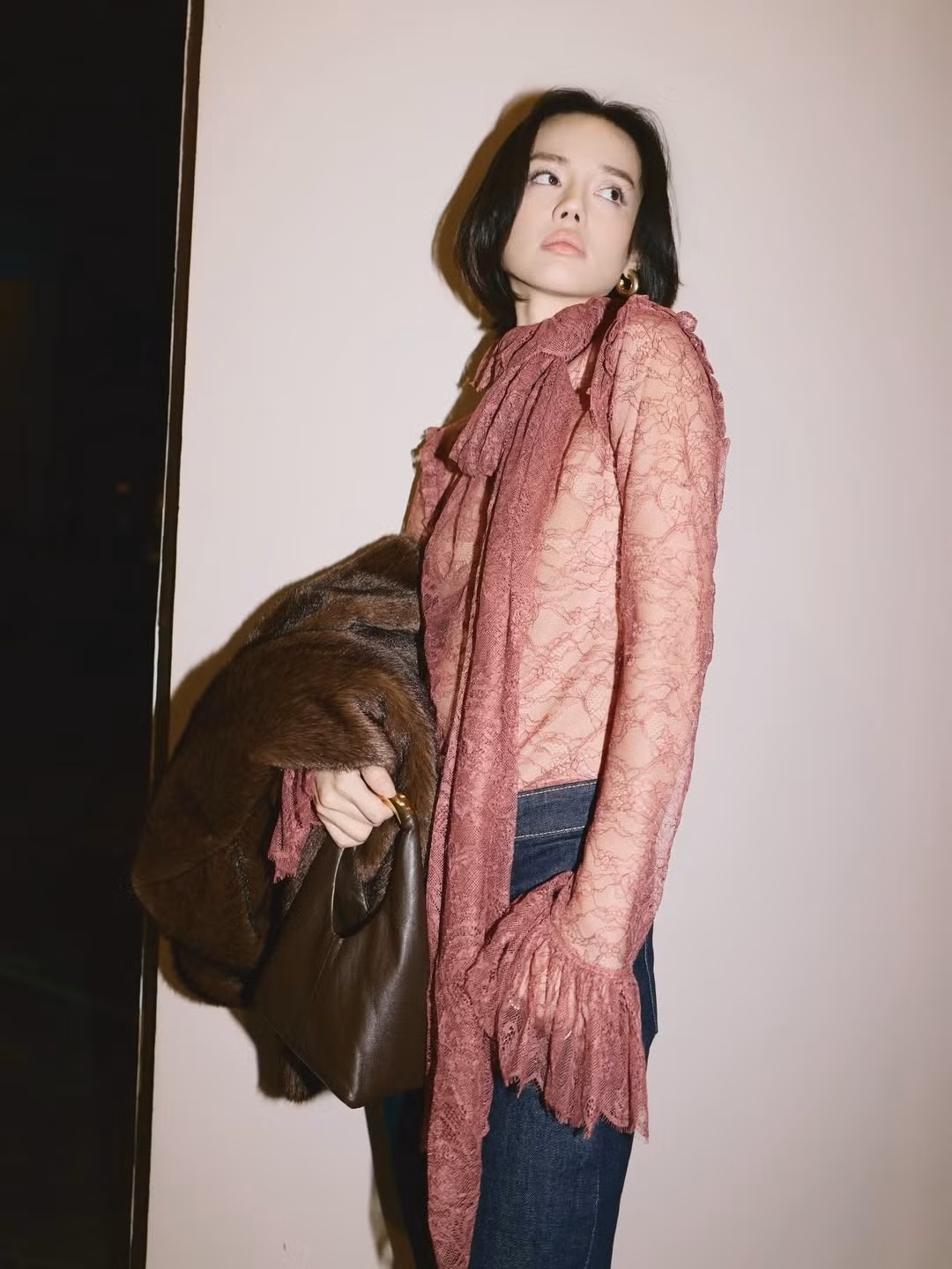 Về đời tư, Khánh Linh được bạn trai lâu năm Vũ Minh Kông cầu hôn vào tháng 4/2023 sau gần 7 năm bên nhau. Đến tháng 11/2023, cặp đôi tổ chức lễ ăn hỏi thân mật, nhận được nhiều lời chúc mừng từ cộng đồng mạng và giới mộ điệu thời trang.