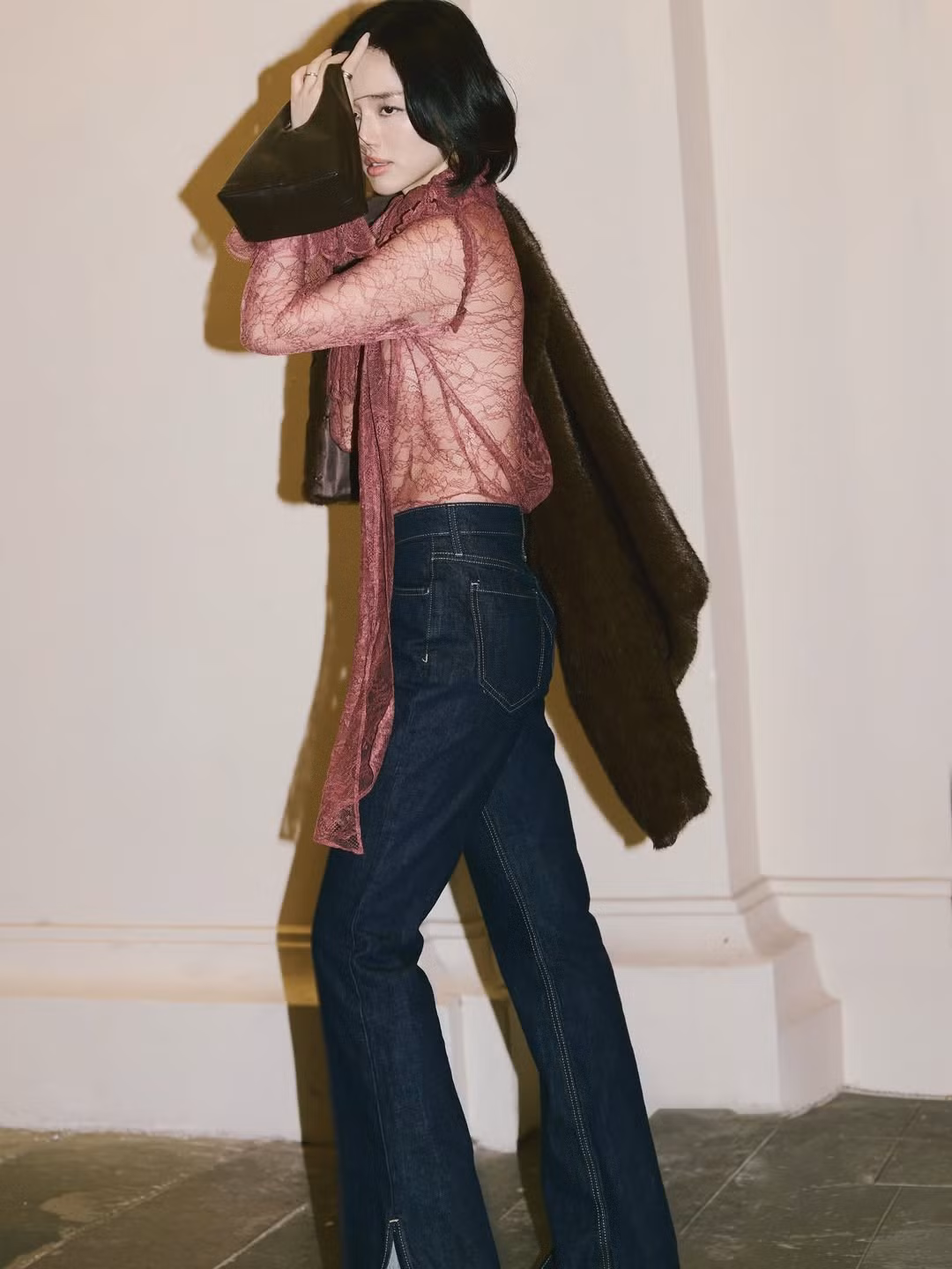 Sau khi kết hôn, Khánh Linh vẫn giữ nguyên nhịp độ và tinh thần sáng tạo trong công việc. Cô chia sẻ cuộc sống hiện tại cân bằng hơn, trưởng thành hơn và có thêm nhiều động lực để phát triển các dự án cá nhân.