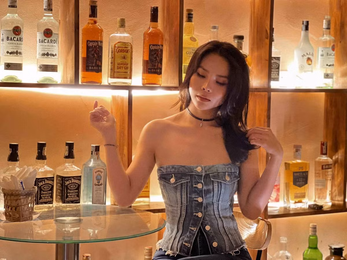 Chuyện tình của HLV Vũ Hồng Việt và BTV Thùy Anh không quá rầm rộ. Hai người quen nhau hơn 4 năm, từ giai đoạn dịch Covid-19, và chỉ chia sẻ rộng rãi khi làm lễ đính hôn vào tháng 12/2024.