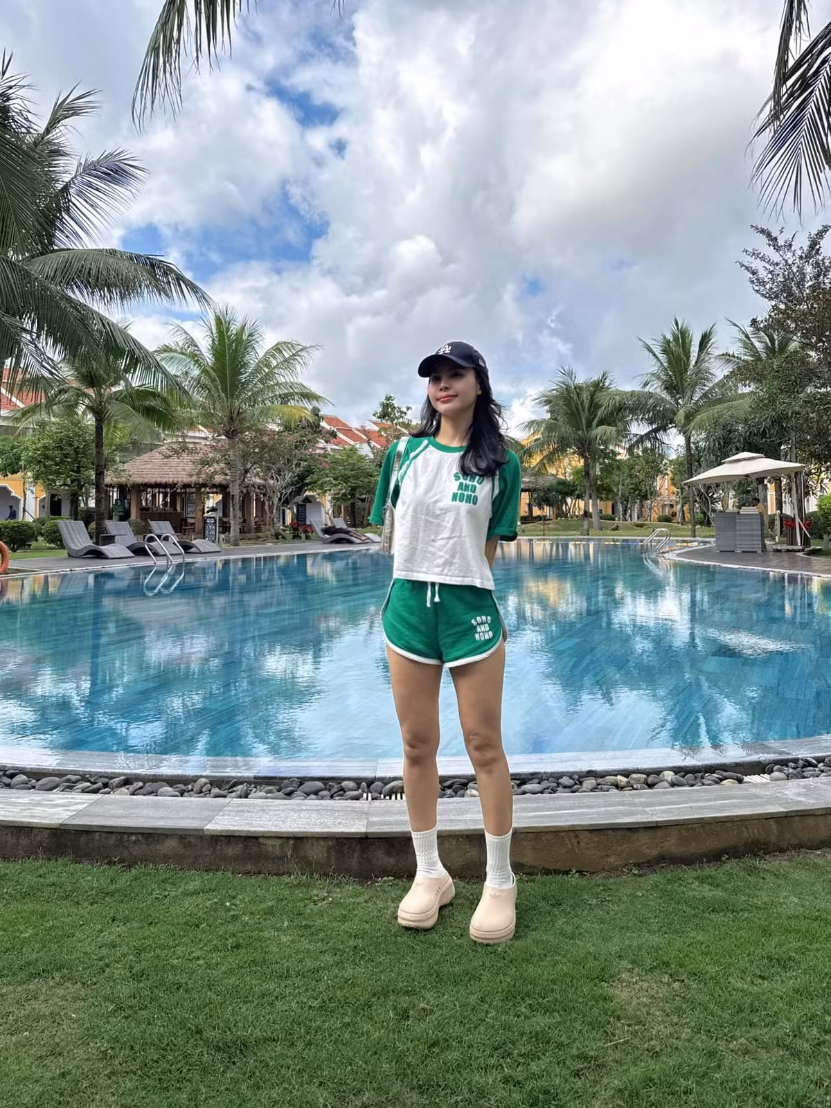 Trong thời gian hẹn hò, Thùy Anh được biết đến là người gần gũi và thân thiết với hai con riêng của HLV Vũ Hồng Việt. Điều này khiến gia đình hai bên thêm ủng hộ và yêu quý cô dâu mới.