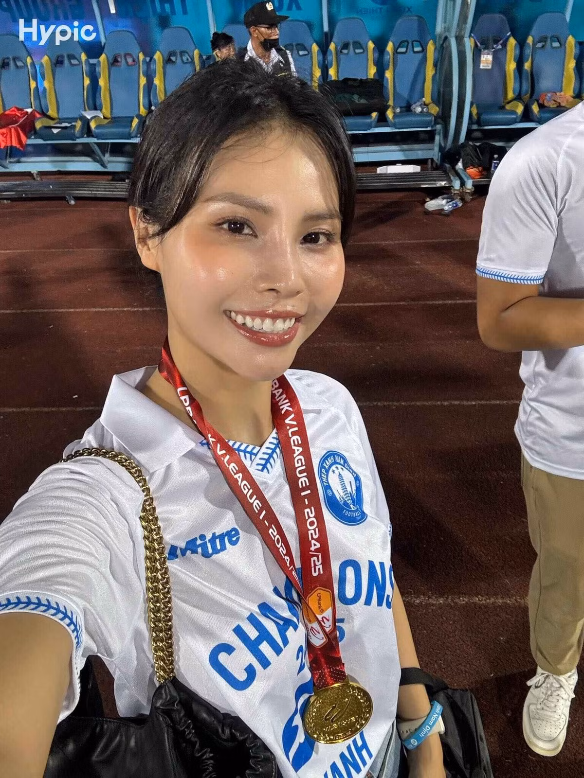 Nhiều khán giả nhận xét Thùy Anh "visual sáng bừng", mang nét đẹp thanh lịch rất phù hợp với công việc truyền hình.