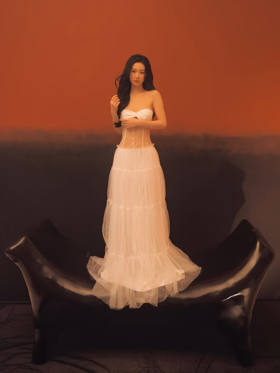 Nhiều bình luận cho rằng hình ảnh lần này của Jun Vũ không chỉ đẹp ở ngoại hình mà còn truyền tải được cảm xúc nhẹ nhàng, sâu lắng, đúng tinh thần của loài hoa trắng thanh tao.