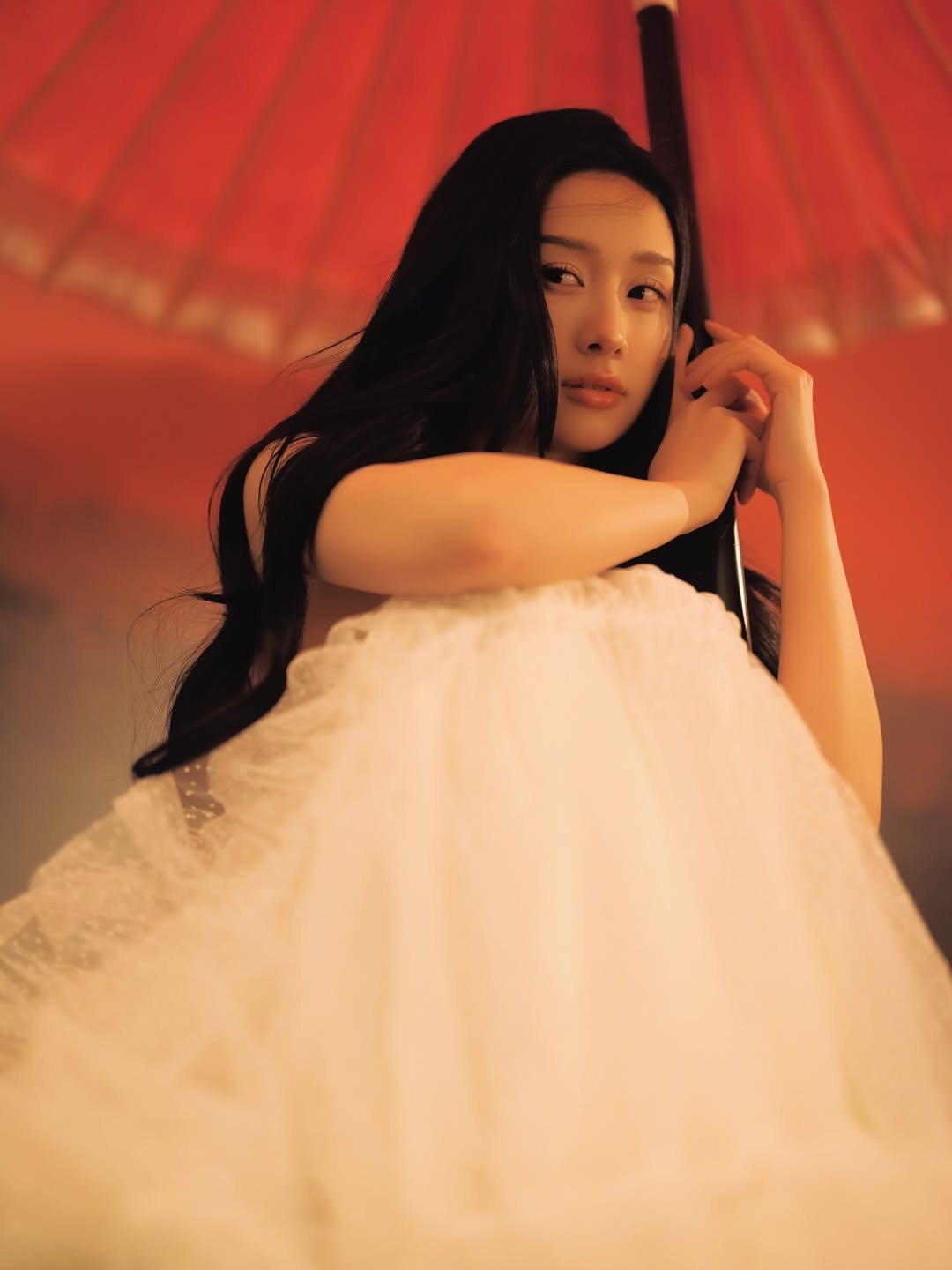 Những chi tiết như bình gốm, cành cây khô hay tranh vẽ chim hạc phía sau làm tổng thể thêm phần nghệ thuật, giúp Jun Vũ trông như bước ra từ một thước phim nghệ thuật đầy chất thơ.