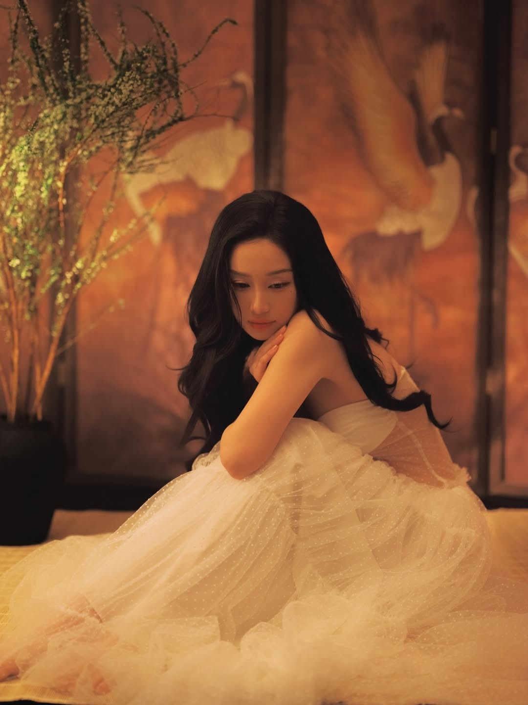 Đáng chú ý, trong phần chia sẻ đi kèm bộ ảnh, Jun Vũ viết rằng cô cảm thấy bản thân giống một “đóa bạch trà” – loài hoa tượng trưng cho sự tinh khôi, thanh lịch và bền bỉ. So sánh này nhanh chóng nhận được sự đồng tình từ người hâm mộ.