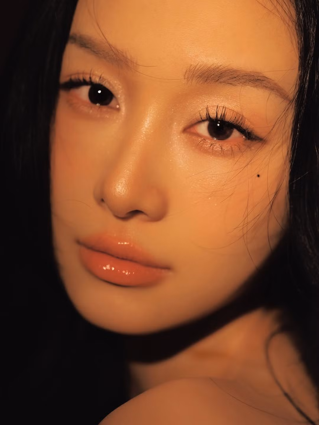 Bộ ảnh lần này cũng cho thấy sự chỉn chu của Jun Vũ trong từng concept. Từ trang phục, make-up cho đến cách tạo dáng đều được tiết chế để tôn lên vẻ đẹp tự nhiên thay vì phô trương. Chính sự tối giản này lại giúp cô ghi điểm mạnh mẽ, bởi giữa nhiều xu hướng gợi cảm táo bạo, hình ảnh một mỹ nhân nhẹ nhàng như “bạch trà” trở nên đặc biệt và dễ gây thương nhớ hơn.