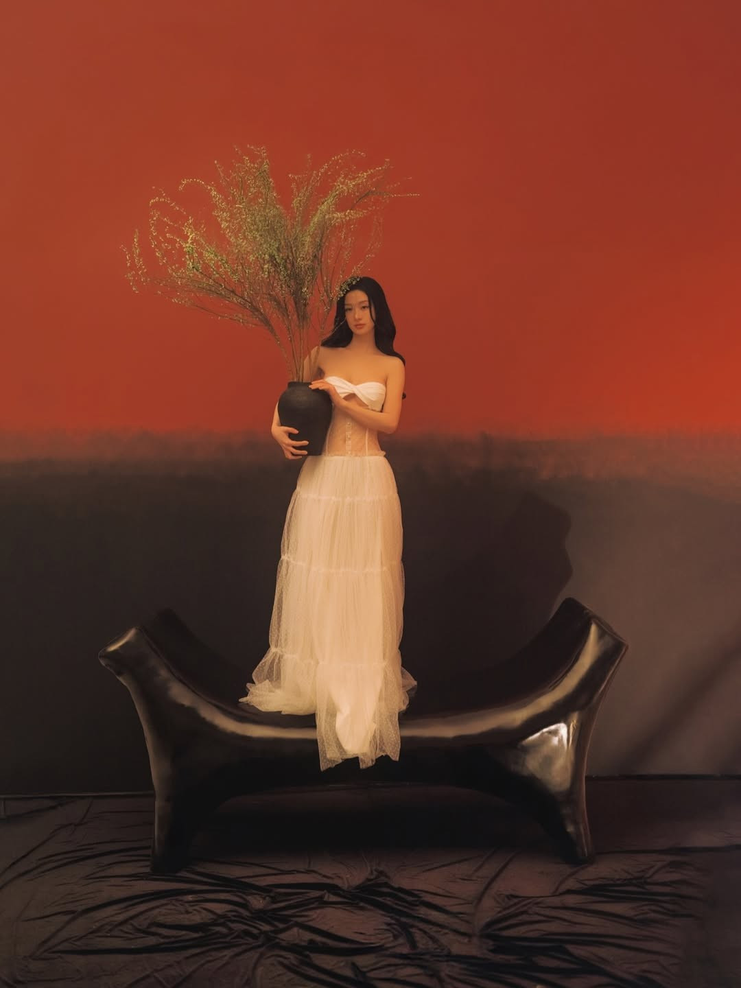 Nếu trước đây khán giả quen với một Jun Vũ trong trẻo, ngây thơ thì hiện tại, người đẹp mang đến cảm giác đằm thắm, quyến rũ hơn nhưng vẫn giữ được nét tinh khôi đặc trưng.