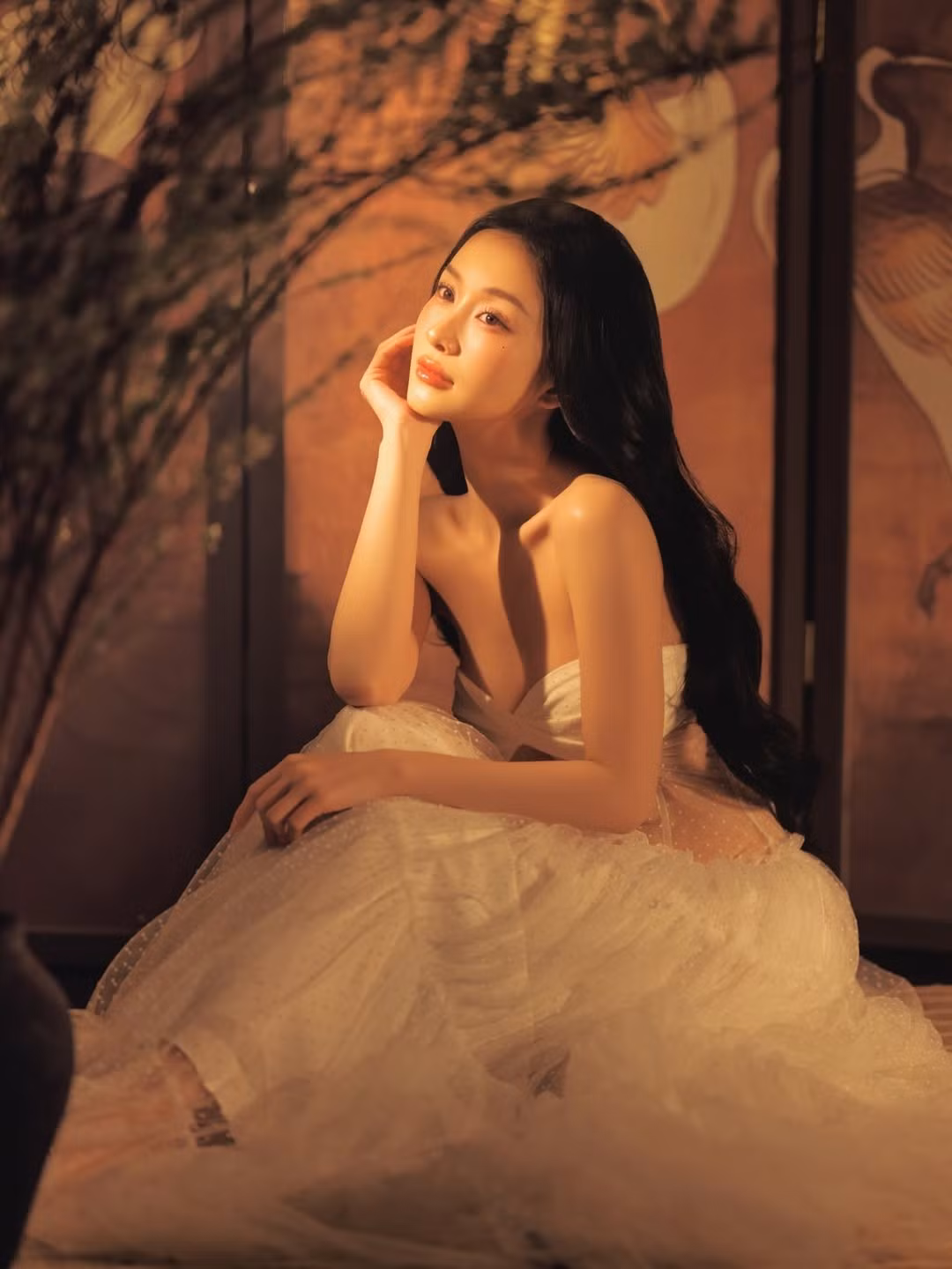 Không cần trang sức cầu kỳ, Jun Vũ vẫn nổi bật nhờ làn da trắng mịn, gương mặt nhỏ nhắn cùng mái tóc đen dài buông xõa tự nhiên. Lối trang điểm trong veo với tông cam đào, điểm nhấn là đôi môi căng mọng và ánh mắt sâu, càng làm tăng vẻ nữ tính và dịu dàng. Ở nhiều góc chụp cận mặt, thần thái của cô được nhận xét vừa mềm mại vừa có chiều sâu, toát lên nét cuốn hút rất riêng.