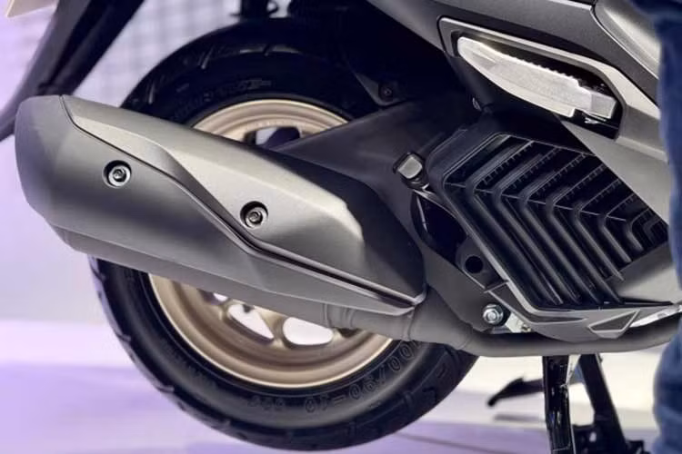 Riêng phiên bản ABS còn được trang bị mâm xe màu vàng, heo phanh màu vàng và logo màu vàng, tạo điểm nhấn cao cấp theo phong cách tối giản, khác biệt rõ rệt so với bản tiêu chuẩn nhưng vẫn giữ được vẻ lịch sự, nhã nhặn, phù hợp cho việc sử dụng hằng ngày.