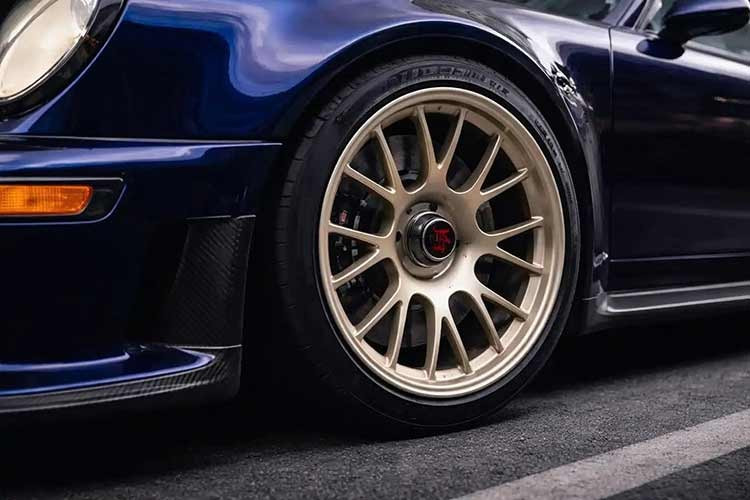 Đồng thời kết hợp hai turbo biến thiên hình học cánh, động cơ 3.8L boxer 6 xy-lanh sản sinh công suất hơn 700 mã lực và mô-men xoắn 750 Nm tại 9.000 vòng/phút. Hộp số sàn 6 cấp tối ưu truyền lực cho cầu sau. Cần số được đặt cao và làm nổi bật, nhấn mạnh yếu tố nghệ thuật kỹ thuật. Hệ thống ống xả đặt bên hông tạo nên âm thanh đặc trưng.