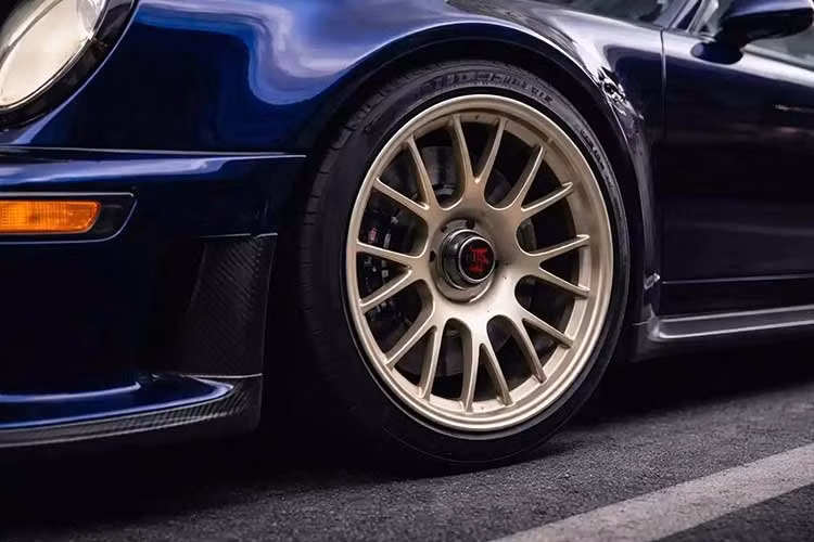 Đồng thời kết hợp hai turbo biến thiên hình học cánh, động cơ 3.8L boxer 6 xy-lanh sản sinh công suất hơn 700 mã lực và mô-men xoắn 750 Nm tại 9.000 vòng/phút. Hộp số sàn 6 cấp tối ưu truyền lực cho cầu sau. Cần số được đặt cao và làm nổi bật, nhấn mạnh yếu tố nghệ thuật kỹ thuật. Hệ thống ống xả đặt bên hông tạo nên âm thanh đặc trưng.