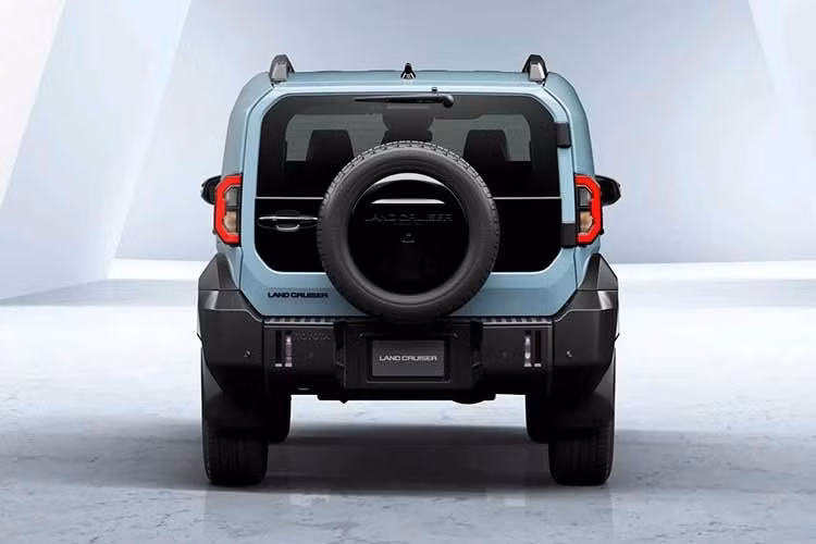 Trước mắt, Toyota vẫn giữ kín lộ trình sản phẩm, tập trung cho màn ra mắt tại Nhật Bản dự kiến vào tháng 5/2026. Tại đây, người mua sẽ chỉ có một phiên bản duy nhất mang tên VX, nhận diện bằng cụm đèn pha LED hình chữ nhật và danh sách trang bị tiêu chuẩn khá đầy đủ.