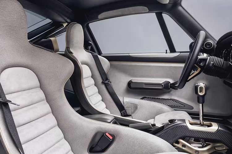 Nội thất Sorcerer được tuỳ chỉnh với ghế da Pebble Grey với khu vực trung tâm bọc Alcantara màu Pearl Grey, viền màu Champagne tương phản. Hoạ tiết trang trí sáng màu Champagne, khu vực dưới satin carbon, thanh chống ngang phía sau ghế lái.