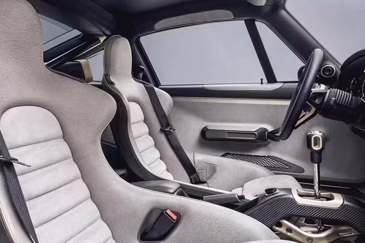 Nội thất Sorcerer được tuỳ chỉnh với ghế da Pebble Grey với khu vực trung tâm bọc Alcantara màu Pearl Grey, viền màu Champagne tương phản. Hoạ tiết trang trí sáng màu Champagne, khu vực dưới satin carbon, thanh chống ngang phía sau ghế lái.