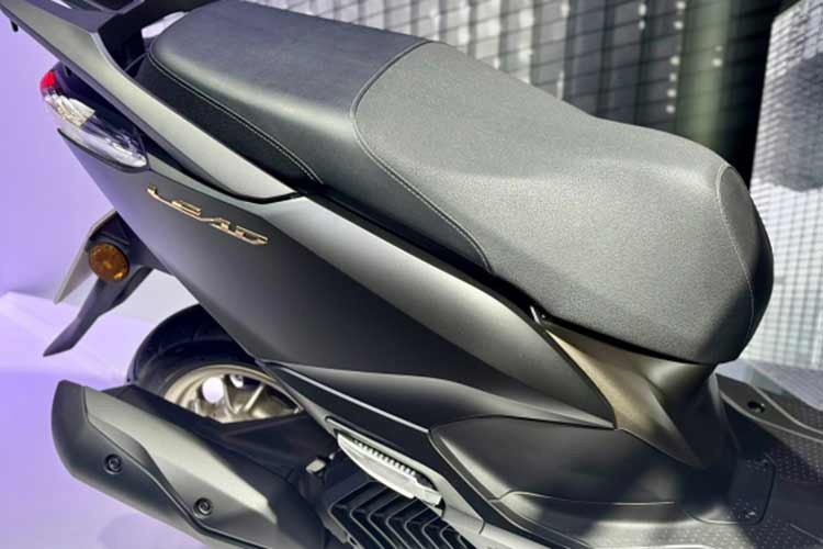 Hệ thống phanh ABS mới trên Honda Lead 125 2025 giúp ngăn hiện tượng khóa bánh khi phanh gấp, hỗ trợ người lái kiểm soát xe tốt hơn trong mọi tình huống, từ giao thông đô thị đông đúc cho đến các trường hợp khẩn cấp cần dừng xe nhanh.