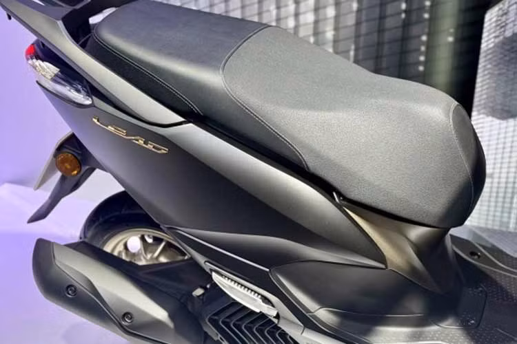 Hệ thống phanh ABS mới trên Honda Lead 125 2025 giúp ngăn hiện tượng khóa bánh khi phanh gấp, hỗ trợ người lái kiểm soát xe tốt hơn trong mọi tình huống, từ giao thông đô thị đông đúc cho đến các trường hợp khẩn cấp cần dừng xe nhanh.