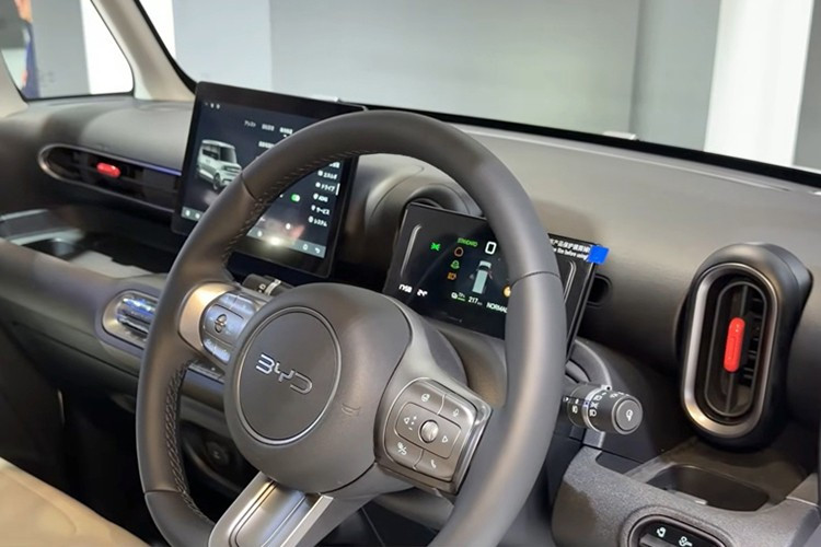 Ngoài ra, mẫu xe kei car thuần điện đầu tiên của BYD còn được trang bị màn hình cảm ứng trung tâm đặt nổi và bảng đồng hồ kỹ thuật số LCD. Xe có một cụm nút bấm vật lý tiện dụng để điều khiển hệ thống điều hòa. Ngoài ra, BYD Racco còn có các cổng sạc 12V và USB Type C.