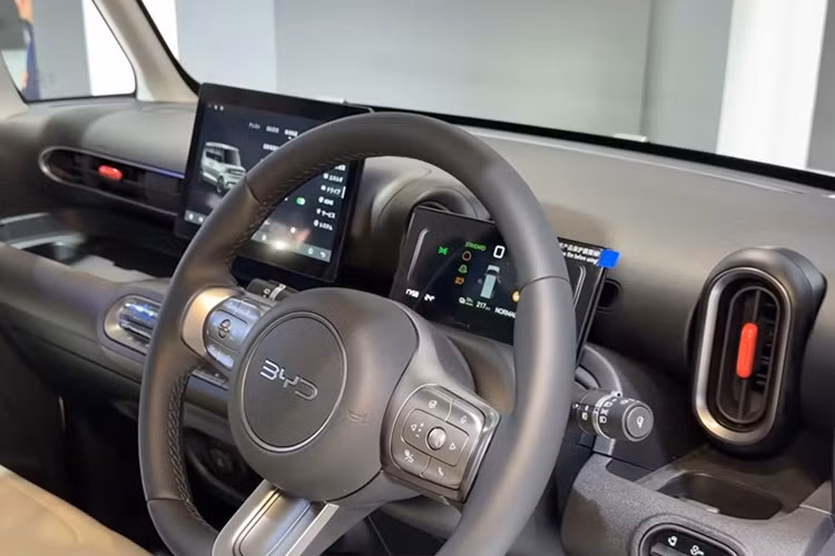 Ngoài ra, mẫu xe kei car thuần điện đầu tiên của BYD còn được trang bị màn hình cảm ứng trung tâm đặt nổi và bảng đồng hồ kỹ thuật số LCD. Xe có một cụm nút bấm vật lý tiện dụng để điều khiển hệ thống điều hòa. Ngoài ra, BYD Racco còn có các cổng sạc 12V và USB Type C.