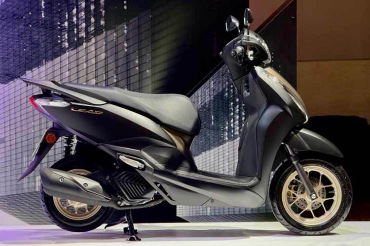 Tại thị trường Thái Lan, Honda Lead 125 phiên bản 2026 được phân phối với hai phiên bản. Phiên bản CBS có hai màu trắng-đen và đen, giá đề xuất 62.000 baht (khoảng 45 triệu đồng). Phiên bản ABS có hai màu xám và đen, giá đề xuất 67.000 baht (tương đương 48,5 triệu đồng).