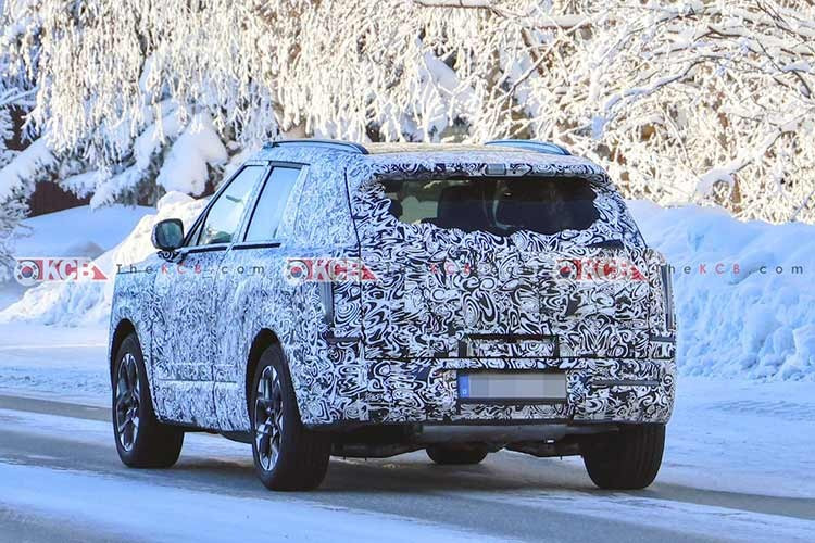 Lớp ngụy trang chỉ bằng decal xác nhận nắp ca-pô kiểu vỏ sò độc đáo ôm lấy dè trước. Bên dưới lớp bọc, hệ thống đèn mới với đèn báo rẽ LED dọc và cụm đèn pha đặt thấp. Nguyên mẫu cho thấy dáng vẻ rộng hơn, vững chắc hơn với vòm bánh xe hình lục giác và đường mái thẳng tắp, ưu tiên không gian trần xe và khoang hành lý.