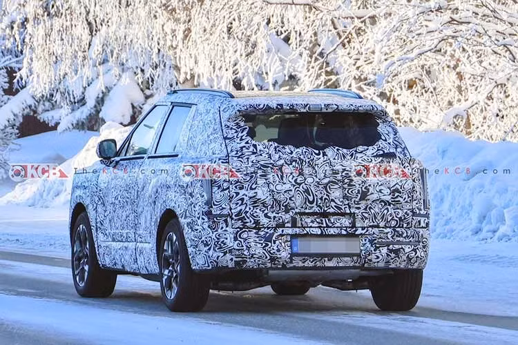 Lớp ngụy trang chỉ bằng decal xác nhận nắp ca-pô kiểu vỏ sò độc đáo ôm lấy dè trước. Bên dưới lớp bọc, hệ thống đèn mới với đèn báo rẽ LED dọc và cụm đèn pha đặt thấp. Nguyên mẫu cho thấy dáng vẻ rộng hơn, vững chắc hơn với vòm bánh xe hình lục giác và đường mái thẳng tắp, ưu tiên không gian trần xe và khoang hành lý.