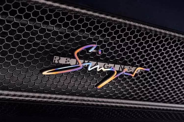 Thân xe được làm bằng carbon siêu nhẹ, lấy cảm hứng từ mẫu đua bền bỉ hiếm 934.5 cuối thập niên 1970, được tối ưu động lực học bởi các phân tích CFD cho khí động học và hệ thống làm mát. Vật liệu carbon giúp chiếc 911 cổ điển giảm trọng lượng, tăng độ cứng, nâng cao các phản hồi của hệ động lực theo kỳ vọng của khách hàng.