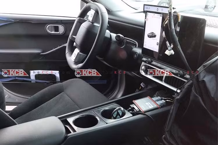 Nội thất của Tucson thế hệ tiếp theo hứa hẹn sẽ là một cuộc cách mạng kỹ thuật số. Đây sẽ là một trong những mẫu xe đầu tiên ra mắt hệ điều hành Pleos OS của Hyundai, một nền tảng cài trên xe hơi được định nghĩa bằng phần mềm mới. Dự kiến ​​sẽ có một bảng điều khiển cong lớn chứa hai màn hình 12,3 inch.