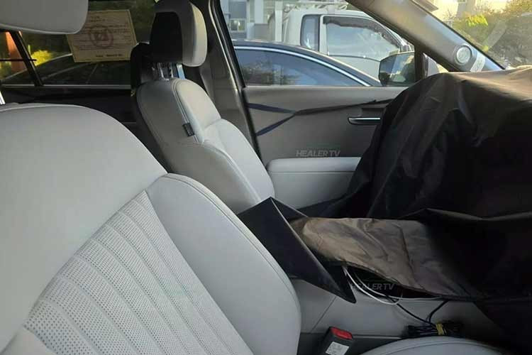 Hệ thống sẽ tích hợp “Gleo”, trợ lý ảo được hỗ trợ bởi trí tuệ nhân tạo, có khả năng xử lý ngôn ngữ tự nhiên cho các cài đặt xe và điều hướng. Mặc dù có diện tích màn hình lớn theo kiểu “Tesla”, Hyundai dự kiến ​​sẽ vẫn giữ lại các núm xoay vật lý cho các chức năng thiết yếu để đảm bảo tính tiện dụng cho người dùng.