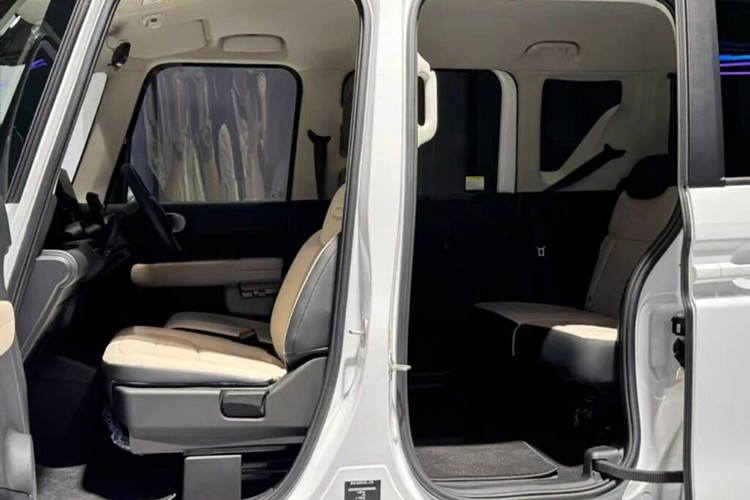 BYD Racco là một mẫu ôtô điện đô thị cỡ nhỏ với kích thước dài x rộng x cao lần lượt 3.395 x 1.475 x 1.800 mm. Không chỉ kích thước mà thiết kế ngoại thất cũng tương đồng với các mẫu xe kei car đặc trưng của Nhật Bản. Có thể thấy rõ điều này qua kiểu dáng vuông vức như chiếc hộp giúp tối ưu không gian nội thất của xe.