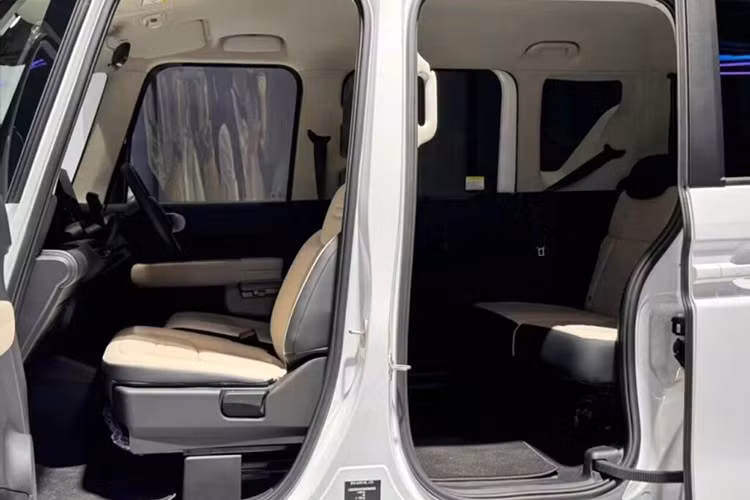 BYD Racco là một mẫu ôtô điện đô thị cỡ nhỏ với kích thước dài x rộng x cao lần lượt 3.395 x 1.475 x 1.800 mm. Không chỉ kích thước mà thiết kế ngoại thất cũng tương đồng với các mẫu xe kei car đặc trưng của Nhật Bản. Có thể thấy rõ điều này qua kiểu dáng vuông vức như chiếc hộp giúp tối ưu không gian nội thất của xe.