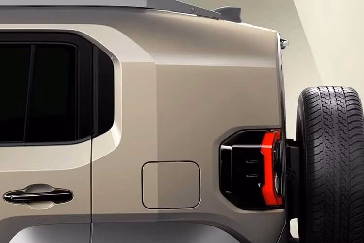 Động cơ diesel 2.8L đã được chứng minh là tương thích với hệ truyền động mild-hybrid 48V. Tuy nhiên, hiện chưa rõ Toyota Land Cruiser FJ có được trang bị phiên bản điện hóa này hay không. Với chiều dài 4.575 mm, mẫu xe off-road cỡ nhỏ này được xây dựng trên nền tảng khung gầm rời IMV đã được Toyota kiểm chứng, dùng chung với Hilux, Hilux Champ và Fortuner.