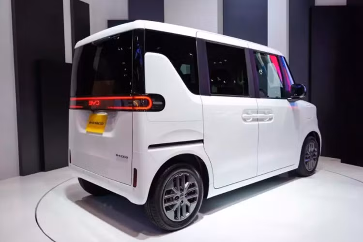 "Trái tim" của BYD Racco là một mô-tơ điện đặt ở cầu trước, cho công suất tối đa chỉ 27 mã lực. Thêm vào đó là pin LFP do công ty con FinDreams của BYD sản xuất, cung cấp phạm vi hoạt động 180 km theo chu trình WLTC và hỗ trợ sạc nhanh DC với công suất tối đa 100 kW.