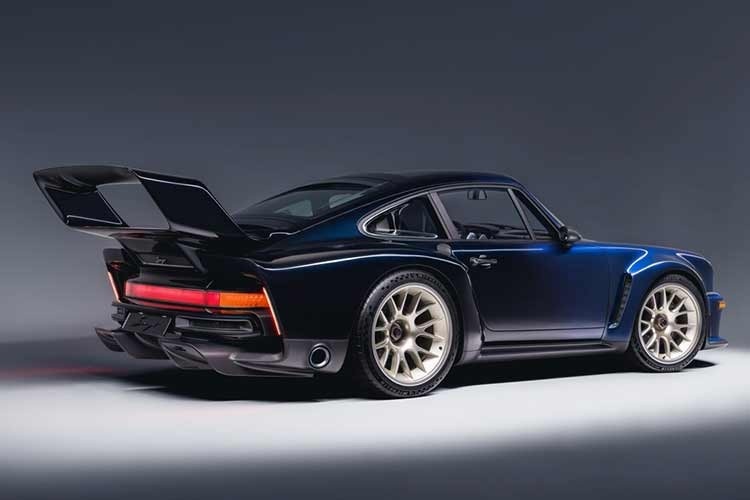 Xe có 5 chế độ lái (Road, Sport, Track, Off, Weather) mỗi mức can thiệp khả năng kiểm soát lực kéo và ổn định điện tử, tùy điều kiện đường và kỹ năng.