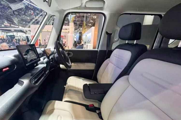 Ghế của BYD Racco được bọc giả da màu trắng. Trong khi đó, hàng ghế thứ hai không xuất hiện trong hình ảnh chính thức. Tuy nhiên, qua hình ảnh chụp tại buổi giới thiệu ở Nhật Bản trước đó, có thể thấy khu vực này đi kèm 2 ghế với tựa đầu điều chỉnh được. Một lợi thế khác của BYD Racco là cửa trượt phía sau ở cả bên lái và bên phụ.