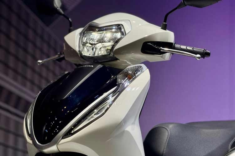 Lead 125 1016 tiếp tục ghi điểm với người dùng thành thị nhờ loạt tiện ích thiết thực. Xe sở hữu cốp dưới yên dung tích lớn 37 lít tích hợp đèn LED, bình xăng đặt phía trước giúp đổ xăng thuận tiện mà không cần xuống xe.