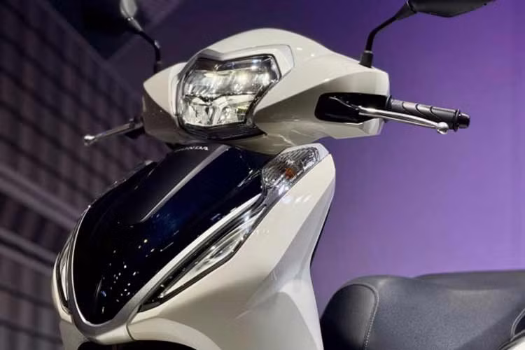 Lead 125 1016 tiếp tục ghi điểm với người dùng thành thị nhờ loạt tiện ích thiết thực. Xe sở hữu cốp dưới yên dung tích lớn 37 lít tích hợp đèn LED, bình xăng đặt phía trước giúp đổ xăng thuận tiện mà không cần xuống xe.