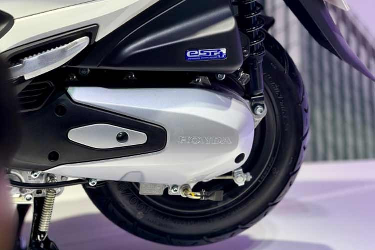 Về vận hành, Honda Lead 125 2026 được trang bị động cơ eSP+ 125cc, 4 van, mang lại sự cân bằng tối ưu giữa khả năng tăng tốc, độ êm ái và mức tiêu thụ nhiên liệu, đáp ứng tốt nhu cầu di chuyển trong đô thị cũng như sử dụng hằng ngày.