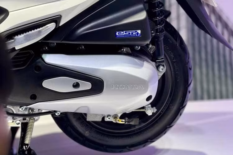 Về vận hành, Honda Lead 125 2026 được trang bị động cơ eSP+ 125cc, 4 van, mang lại sự cân bằng tối ưu giữa khả năng tăng tốc, độ êm ái và mức tiêu thụ nhiên liệu, đáp ứng tốt nhu cầu di chuyển trong đô thị cũng như sử dụng hằng ngày.