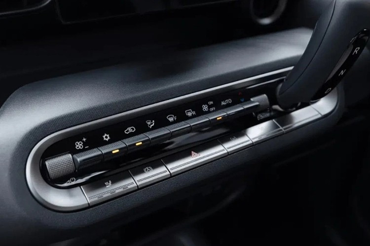 Giống như các mẫu xe kei car khác, BYD Racco cũng được trang bị kính chắn gió dựng cao, mang lại tầm quan sát tốt. Một điểm cộng khác cho người lái là vô lăng ba chấu với các nút chức năng. Bên cạnh đó là rèm che nắng, cửa sổ chỉnh điện, hộp đựng kính mát ở phía người lái, gương chiếu hậu chỉnh điện và ghế trước có sưởi.