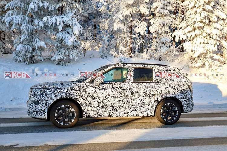 Tucson 2027 chính thức từ bỏ những đường cong trong ngôn ngữ thiết kế “Sensual Sportiness” của mẫu xe hiện tại. Thay vào đó, nó áp dụng thẩm mỹ vuông vức, góc cạnh lấy cảm hứng từ triết lý “Art of Steel” được thấy trên SantaFe mới nhất. Tucson mới có nắp ca-pô phẳng hơn và mặt trước thẳng đứng hơn nhiều.