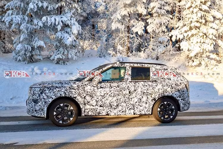 Tucson 2027 chính thức từ bỏ những đường cong trong ngôn ngữ thiết kế “Sensual Sportiness” của mẫu xe hiện tại. Thay vào đó, nó áp dụng thẩm mỹ vuông vức, góc cạnh lấy cảm hứng từ triết lý “Art of Steel” được thấy trên SantaFe mới nhất. Tucson mới có nắp ca-pô phẳng hơn và mặt trước thẳng đứng hơn nhiều.