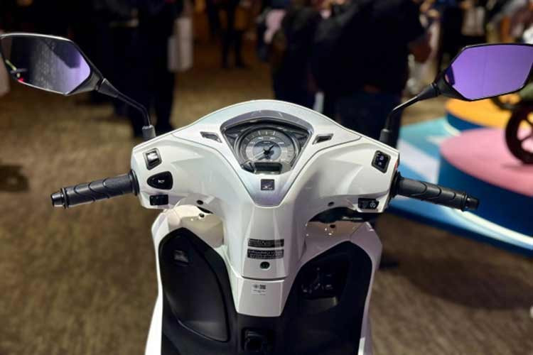 Ngoài ra, xe còn có cổng sạc USB Type-C phục vụ các thiết bị điện tử, cùng màn hình V-Shaped Multi Function Meter hiển thị đầy đủ thông tin, rõ ràng và dễ quan sát. Các nút bấm của xe cũng thiết kế không thay đổi, dễ sử dụng...