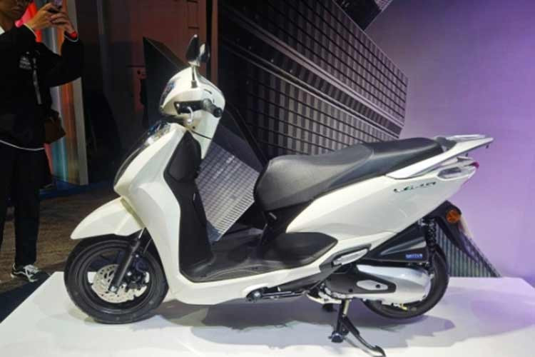 Dù được bổ sung công nghệ mới, mẫu xe tay ga cốp lớn này vẫn giữ nguyên những giá trị cốt lõi đã làm nên tên tuổi của Lead 125, bao gồm sự tiện nghi, tính đa dụng và thiết kế tối giản mang phong cách cao cấp.