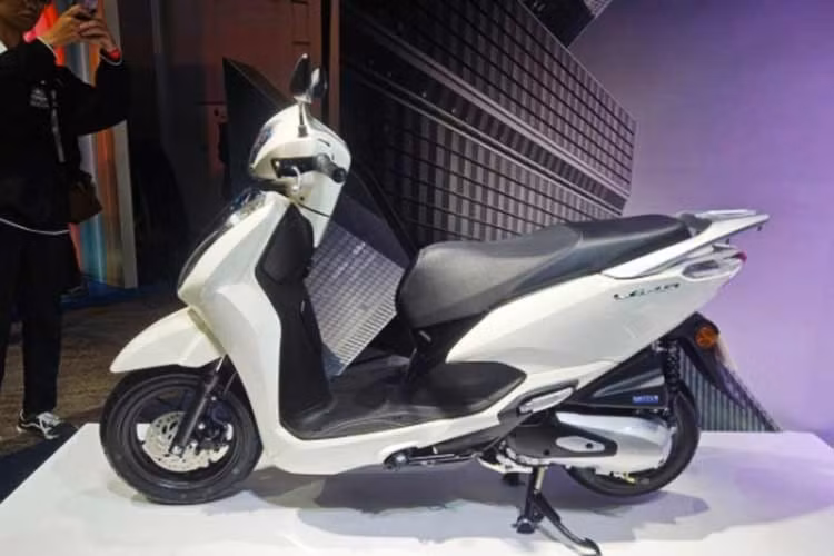 Dù được bổ sung công nghệ mới, mẫu xe tay ga cốp lớn này vẫn giữ nguyên những giá trị cốt lõi đã làm nên tên tuổi của Lead 125, bao gồm sự tiện nghi, tính đa dụng và thiết kế tối giản mang phong cách cao cấp.