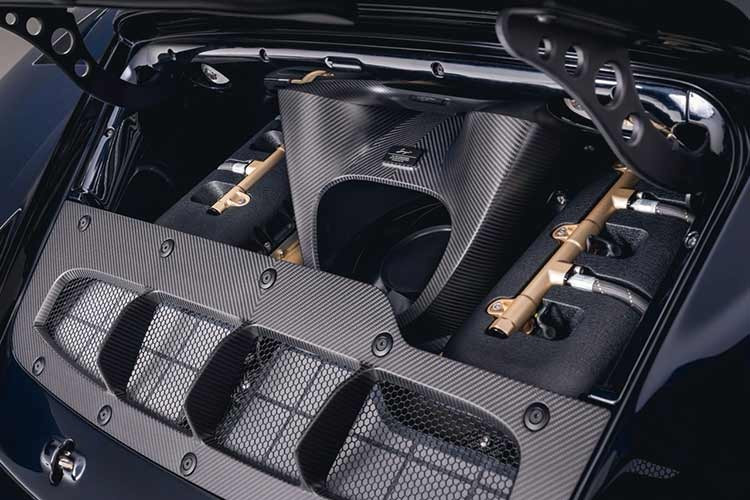 Bảng đồng hồ 911 quen thuộc được làm lại với đồng hồ nổi thủ công với viền màu Champagne, đạt tiêu chuẩn chế tác đồng hồ cao cấp. Công nghệ được tích hợp sự tinh tế là khả năng định vị và kết nối điện thoại qua CarPlay.