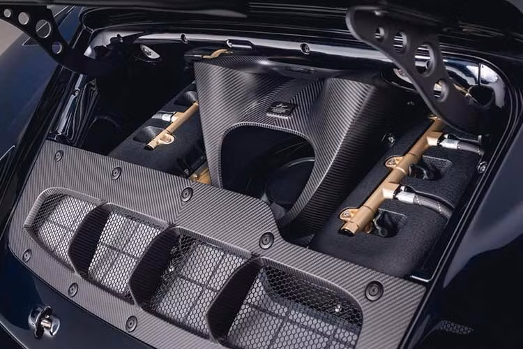 Bảng đồng hồ 911 quen thuộc được làm lại với đồng hồ nổi thủ công với viền màu Champagne, đạt tiêu chuẩn chế tác đồng hồ cao cấp. Công nghệ được tích hợp sự tinh tế là khả năng định vị và kết nối điện thoại qua CarPlay.