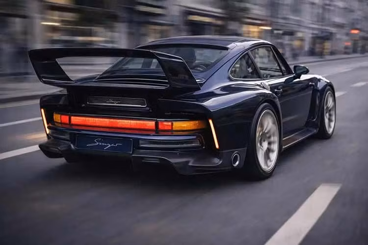 Động cơ nâng cấp được phát triển dựa trên kinh nghiệm lâu năm của Singer khi tiếp xúc với 911 cổ điển. Chương trình DLS mang đến kết quả là chiếc Porsche 911 có đầu xi-lanh làm mát bằng nước kết hợp xi-lanh làm mát không khí và quạt điện.