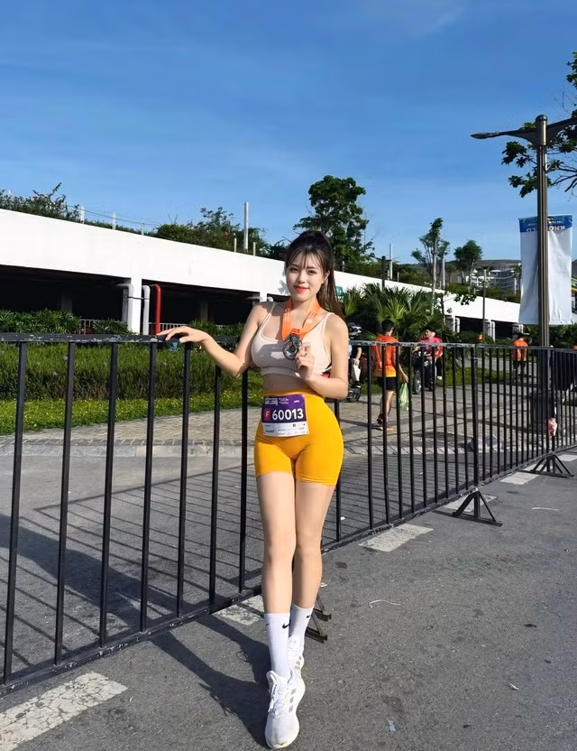 Những bức ảnh và video của cô nàng nhanh chóng thu hút sự chú ý của cộng đồng mạng với những lời bình luận có cánh cho sắc vóc gái xinh này.